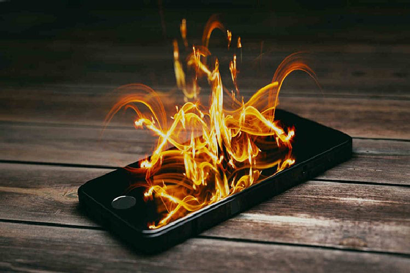Vì sao sạc điện thoại qua đêm có thể gây cháy nổ
