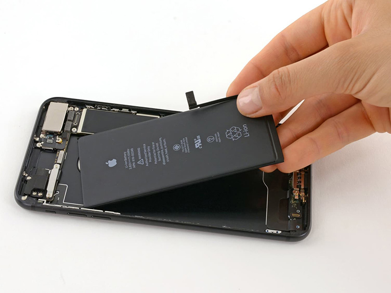 thay pin mới cho iPhone