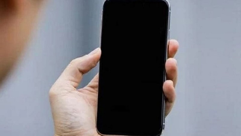 Cách xử lý khi điện thoại tắt nguồn dù còn pin