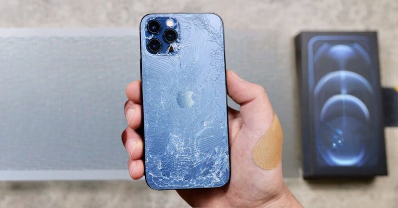 Điện thoại bị va đập mạnh sau khi vừa thay kính lưng cũng ảnh hưởng đến khả năng chống nước