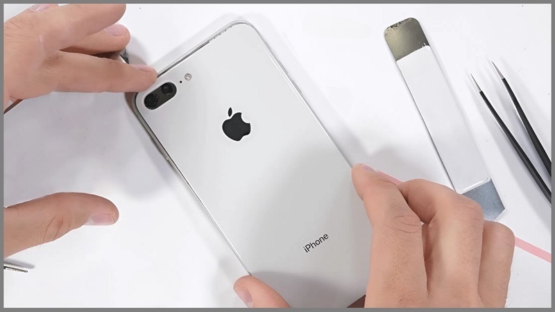 Thay mặt kính lưng có thật sự làm mất khả năng chống nước ở iPhone không?