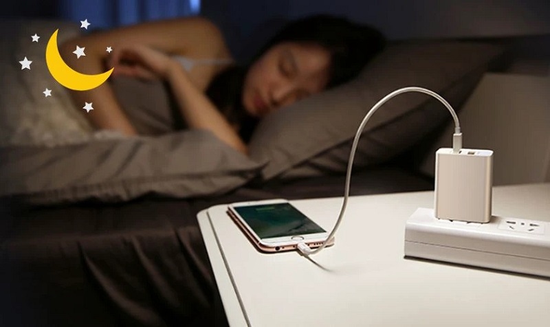 Hạn chế thói quen sạc điện thoại qua đêm