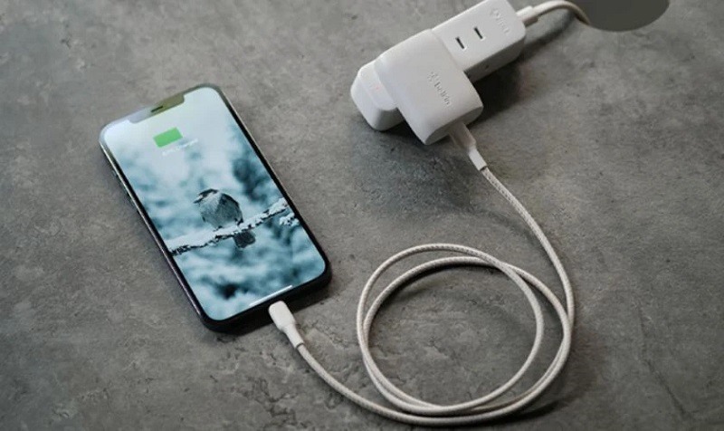Sử dụng bộ sạc kém chất lượng cũng khiến pin iPhone tụt nhanh